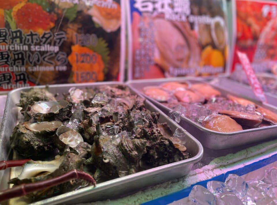 錦市場の店頭に並ぶ魚介