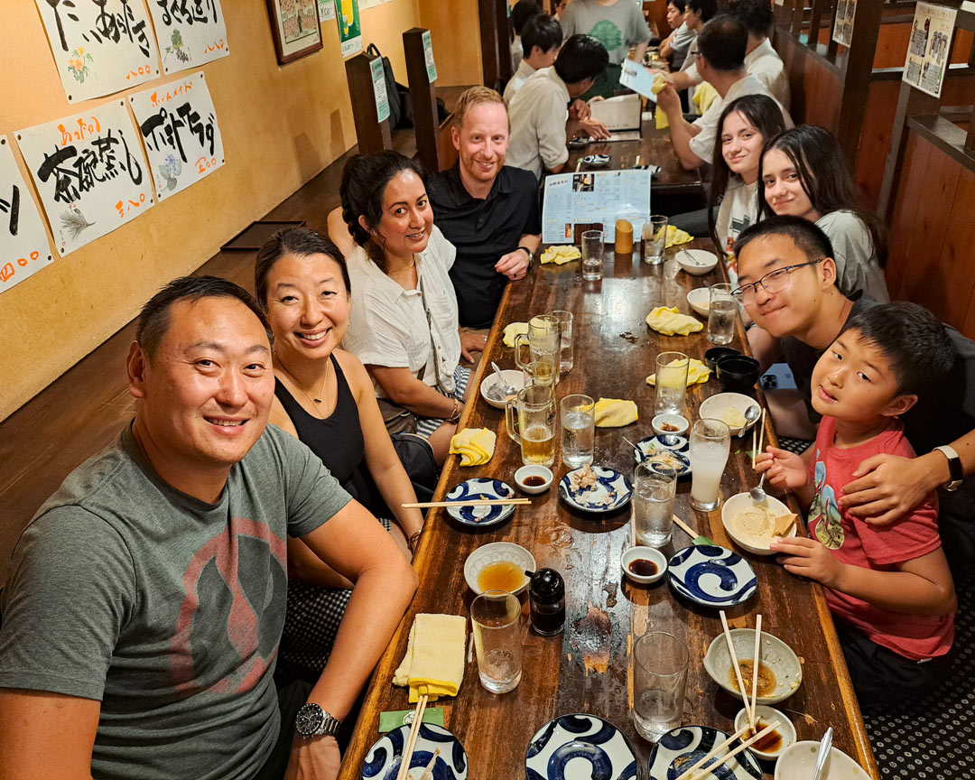 京都の居酒屋で食事を楽しむフードツアー